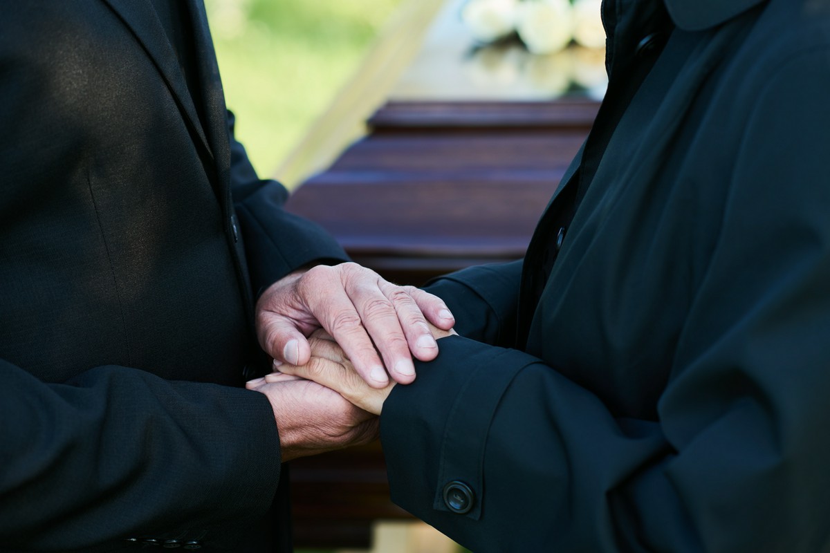 Jakie dokumenty otwierają kolejne formalności po śmierci bliskiej osoby